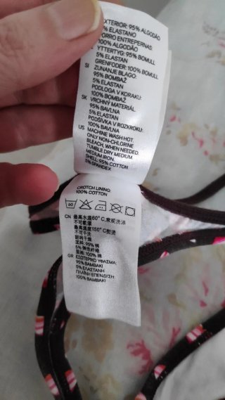 Tanga de lencería estampado de H&M.