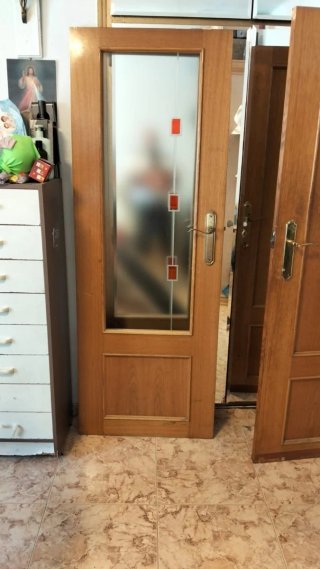 Puerta madera con cristalera