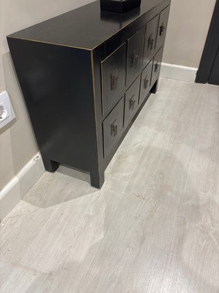 Mueble pequeño negro con detalles dorados