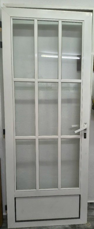 Puerta aluminio con barrotillo inglés