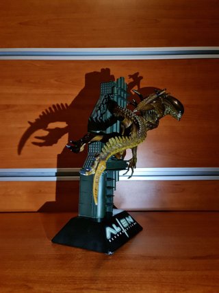 alien warrior sideshow statue