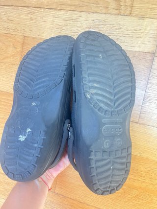 Zuecos Crocs negros con Jibbitz