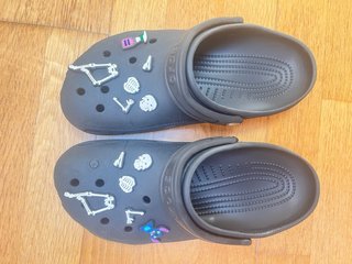 Zuecos Crocs negros con Jibbitz