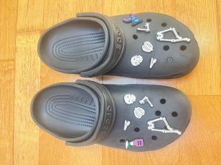 Zuecos Crocs negros con Jibbitz
