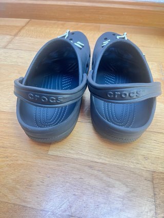Zuecos Crocs negros con Jibbitz