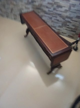 Mesa consola antigua de madera y piel