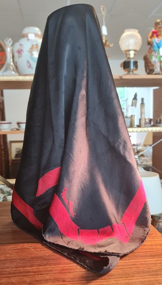 Pañuelo de seda Nina Ricci negro y rojo