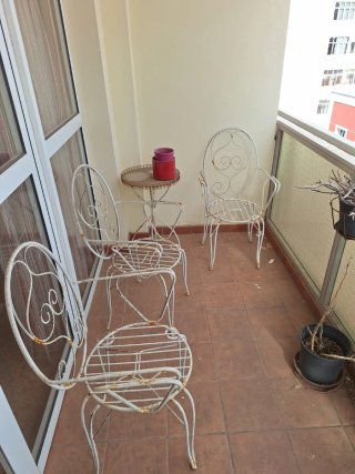 Conjunto mesita y cuatro sillas de hierro