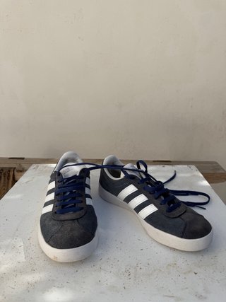 Adidas azul y blanco
