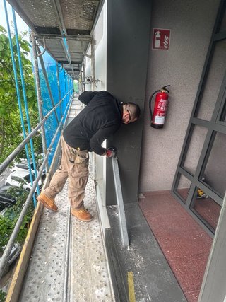 MONTADORES EN ALUMINIO Y VIDRIO CON VEHICULO