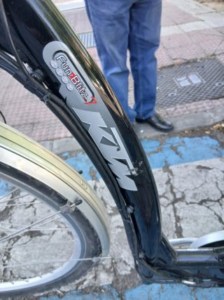 Bicicleta Eléctrica Urbana Negra