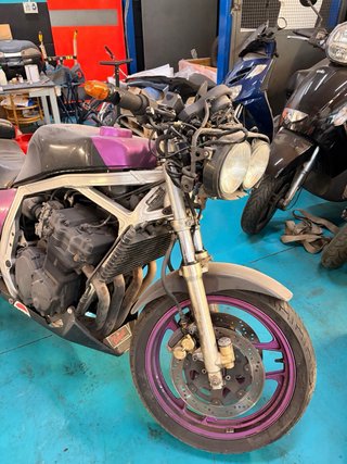 Suzuki GSXR 750 1985 - Para piezas o restaurar.