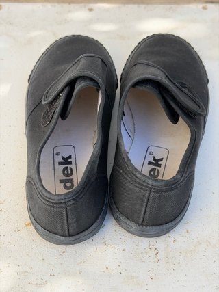Zapatillas negras con velcro
