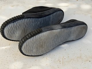 Zapatillas negras con velcro