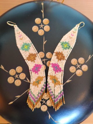 Pendientes largos de cuentas multicolor