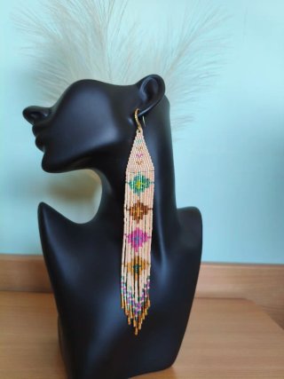 Pendientes largos de cuentas multicolor