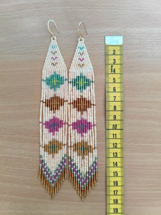 Pendientes largos de cuentas multicolor