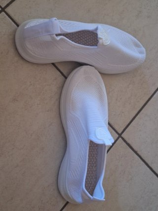 Nuove scarpe bianche sportive mai indossate