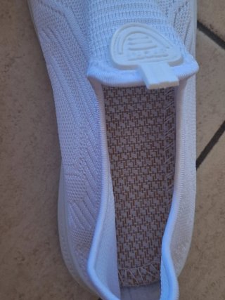 Nuove scarpe bianche sportive mai indossate