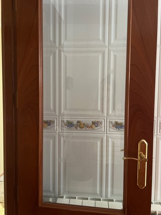 Puerta madera con cristal, manivela y marco