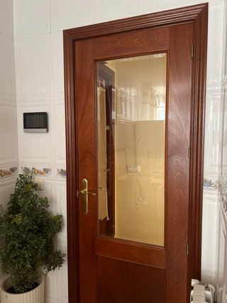 Puerta madera con cristal, manivela y marco