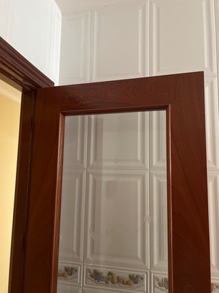 Puerta madera con cristal, manivela y marco