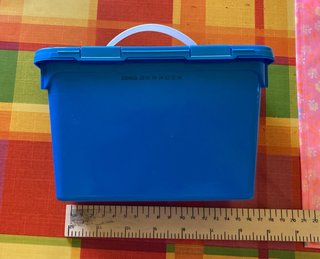 Valigetta blu in plastica con manico