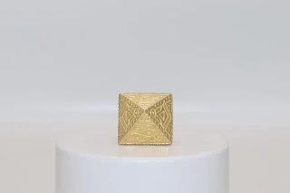 SELLO PIRAMIDE. Oro 18k.
