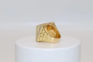 SELLO PIRAMIDE. Oro 18k.