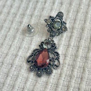 Pendientes largos plateados con piedra rosa