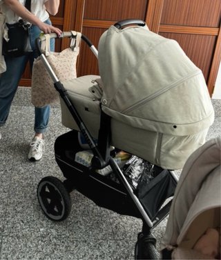 Cochecito y silla de paseo + plastico + sombrilla