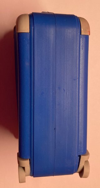 Valigetta in gomma blu con dettagli beige