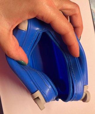 Valigetta in gomma blu con dettagli beige