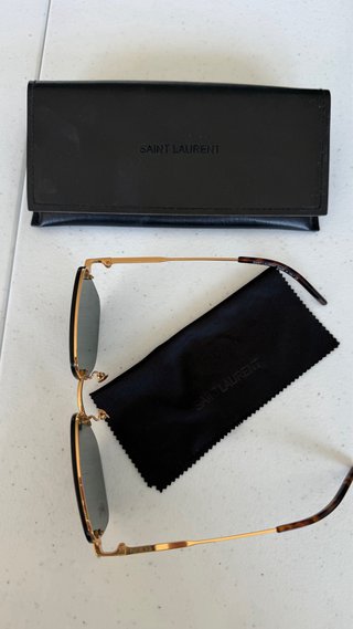 Gafas de sol Yves Saint Laurent doradas y negras