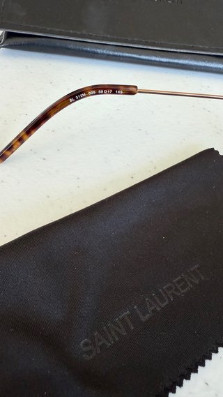 Gafas de sol Yves Saint Laurent doradas y negras