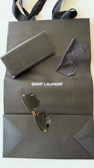 Gafas de sol Yves Saint Laurent doradas y negras