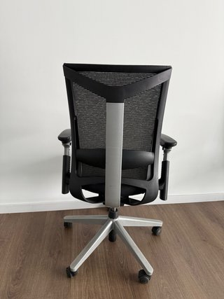 Silla de oficina ergonómica negra