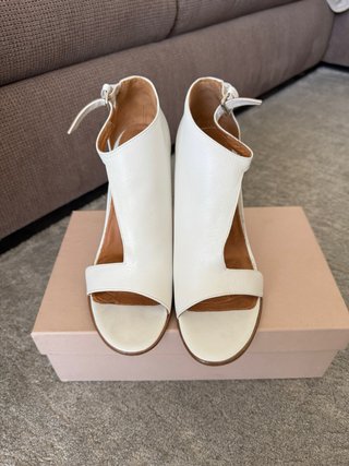 Zapatos de tacón blancos