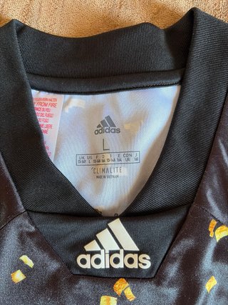 Camiseta Adidas Negra y Dorada (talla L de niños)