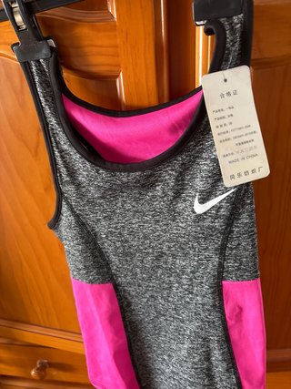 Camiseta deportiva Nike gris y rosa