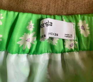 Falda Bershka verde estampado flores Talla S
