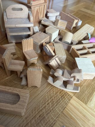 Casa de muñecas de madera con muebles