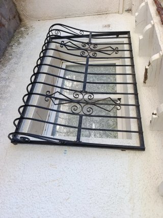 Reja de ventana de hierro forjado