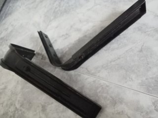 Dos Escuadras metálicas