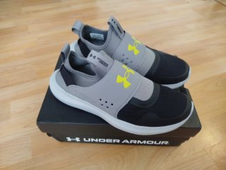 Zapatillas Under Armour Negras y Grises