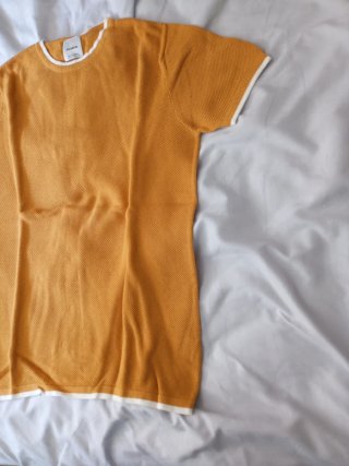 Jersey amarillo con ribete blanco