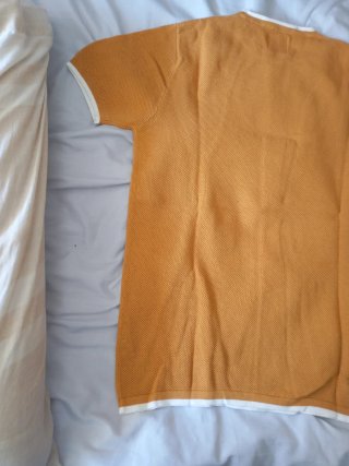 Jersey amarillo con ribete blanco