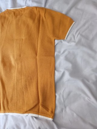 Jersey amarillo con ribete blanco