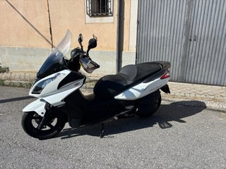Kymco Superdink 125cc Blanca y Negra