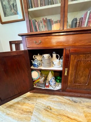Comedor y vitrina de madera